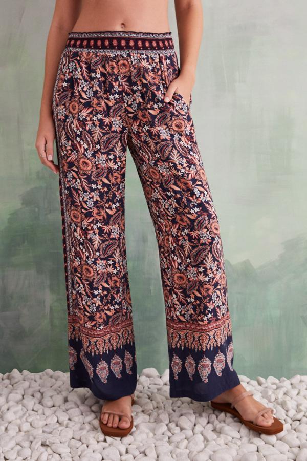 Este pantalón largo en favorecedor color azul con aires boho es todo lo que necesitas con la llegada del calor, uno de los mejores diseños de Springfield. Precio: 16,99 €.