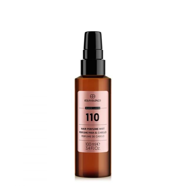 Black Label 110 de Equivalenza es un spray efecto bruma ligera enriquecido con queratina vegetal y proteínas de seda. Es un hair mist inspirado en la fragancia femenina 110 de la marca que fijará el perfume sin resecar ni engrasar el cabello. Precio: 8,45 euros.