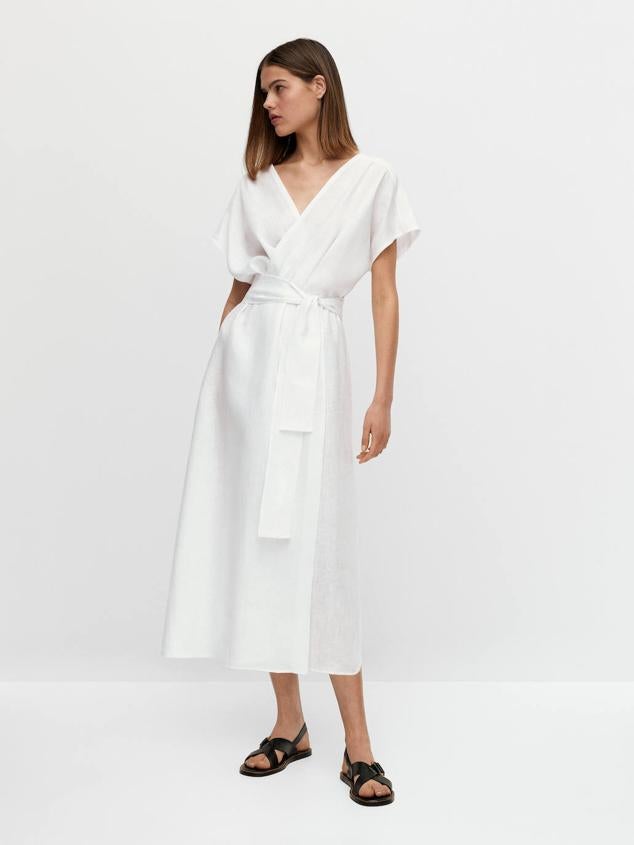Vestido midi con tejido 100% de lino, diseño cruzado, corte evasé, manga corta caída, escote de pico y cinturón de lazada a juego, de Massimo Dutti. Su precio es de 89,95 euros.