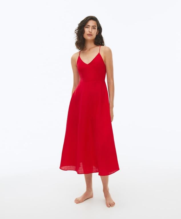 Si buscas ser la atención de todas las miradas, este vestido con escote en V es tu prenda del verano. Centra toda su atención en él, combinándolo con complementos en tonos naturales. Sin embargo, si eres de las que va buscando el todo o nada, atrévete con unas sandalias de color rosa. Este combo hace tiempo que dejó de estar prohibido.
