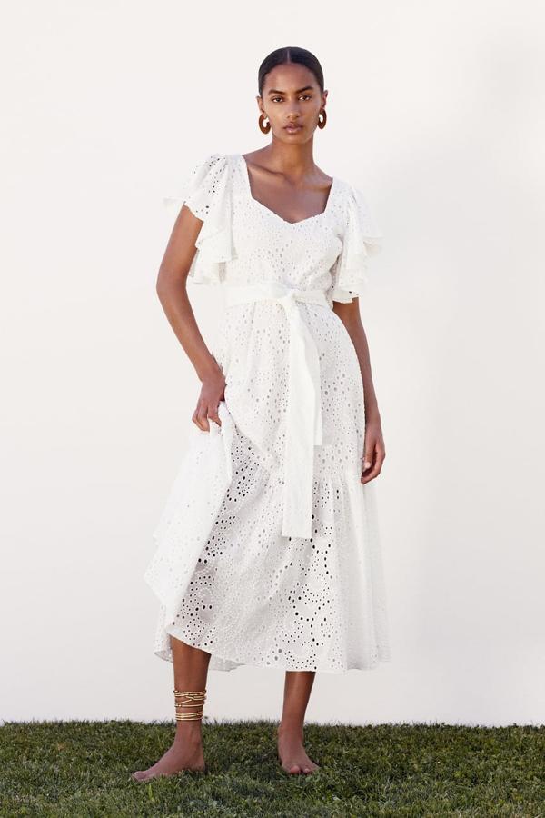 Si el bordado inglés es un clásico, el bordado inglés sobre fondo blanco es un infalible que triunfa temporada tras temporada. Podrás combinarlo con otros imprescindibles como alpargatas o sandalias planas de color marrón o atreverte con accesorios más especiales. Sea como fuere, el toque romántico y atemporal estará presente. 