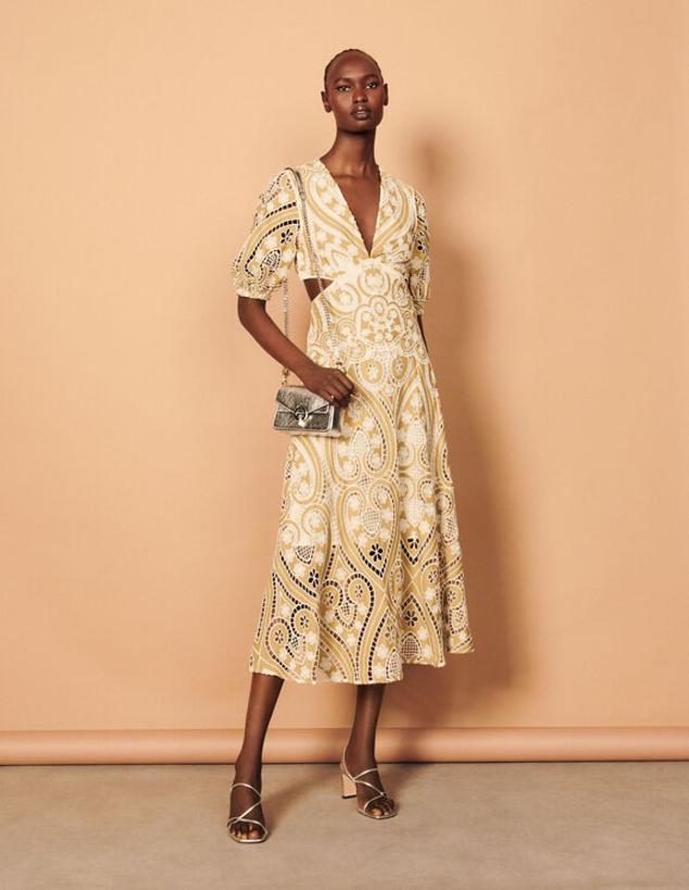 Es uno de los vestidos más especiales de esta temporada. Con bordado inglés, combina blancos y beiges para un resultado atemporal que podrás mezclar con accesorios en tonos neutros como con otros de tonalidades más vibrantes. Además, sus aperturas laterales estilizan y enmarcan la cintura