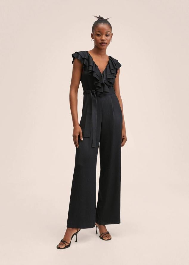 Mono largo color negro con escote de pico en la parte delantera y la espalda, perneras anchas con detalle de pinzas, volantes en el pecho y cinturón a conjunto, de Mango. Lo encontrarás por 59,99 euros.