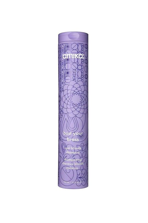 Una fórmula en formato champú ultravioleta que embellece, aclara y matiza los cabellos rubios, plateados y grises contrarrestando los tonos anaranjados y apagados. A la vez, fortifica con proteínas nutritivas, vitaminas, aminoácidos y minerales para una melena hidratada, sublimada, luminosa y suave.