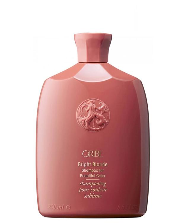 Un champú para cabellos rubios y plateados que revitaliza, corrige los tonos cobrillos y amarillos, ilumina los reflejos naturales y mantiene el pelo saludable a través de sus pigmentos violeta con perla reflectante, el complejo Oribe Signatura con flor de edelweiss, sandía y lichi, un complejo iluminador, el extracto de orquídea púrpura, el lino y la protección multi-UV.