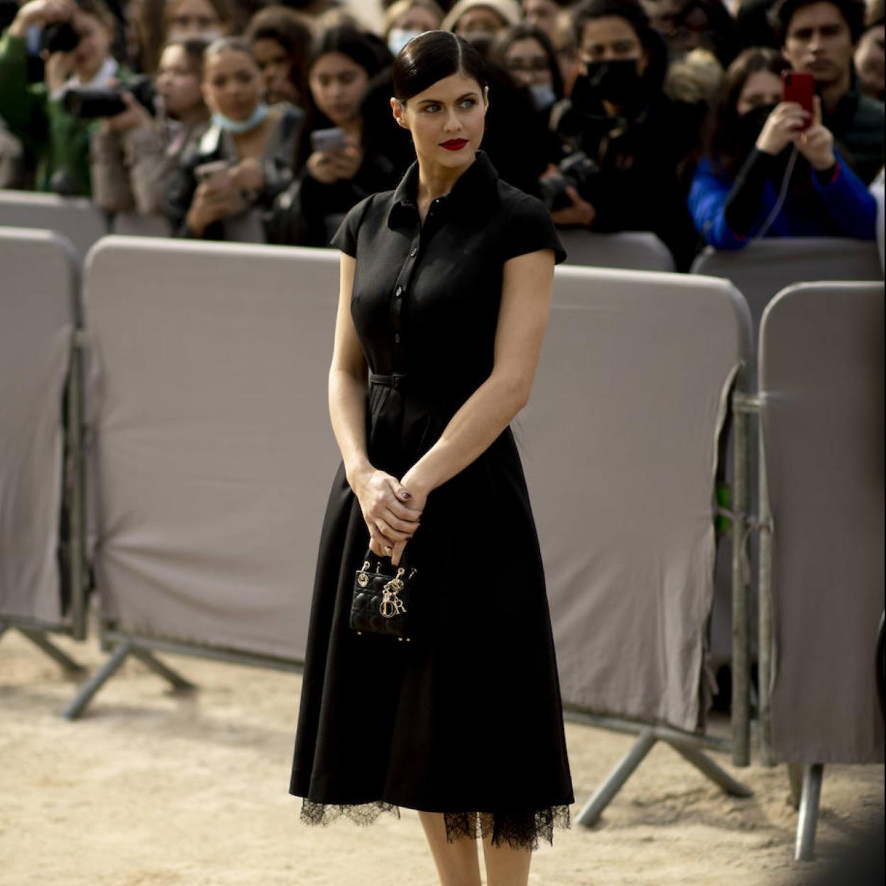 Pincha en la foto para ver las faldas midi que más estilizan y con las que arrasarás esta primavera-verano en looks con camisetas o camisas básicas