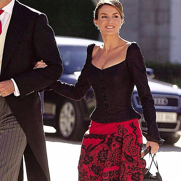 Imagen principal - Doña Letizia, de Caprile en la boda de Laura Ponte, y en cenas de gala en honor a Vladimir Putin y a Carlos de Inglaterra.
