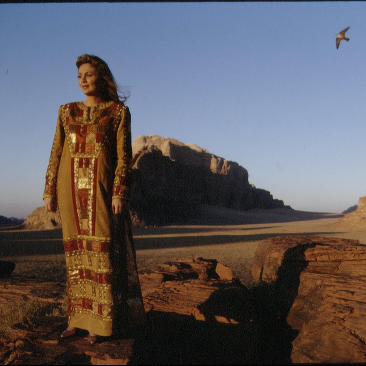 Retrato de la princesa Alia en el desierto de Jordania