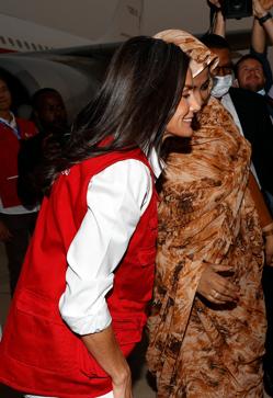 Imagen secundaria 2 - La reina Letizia aterrizó en Mauritania con un look blanco y el chaleco rojo de cooperante.