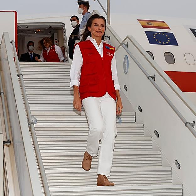 Imagen principal - La reina Letizia aterrizó en Mauritania con un look blanco y el chaleco rojo de cooperante.