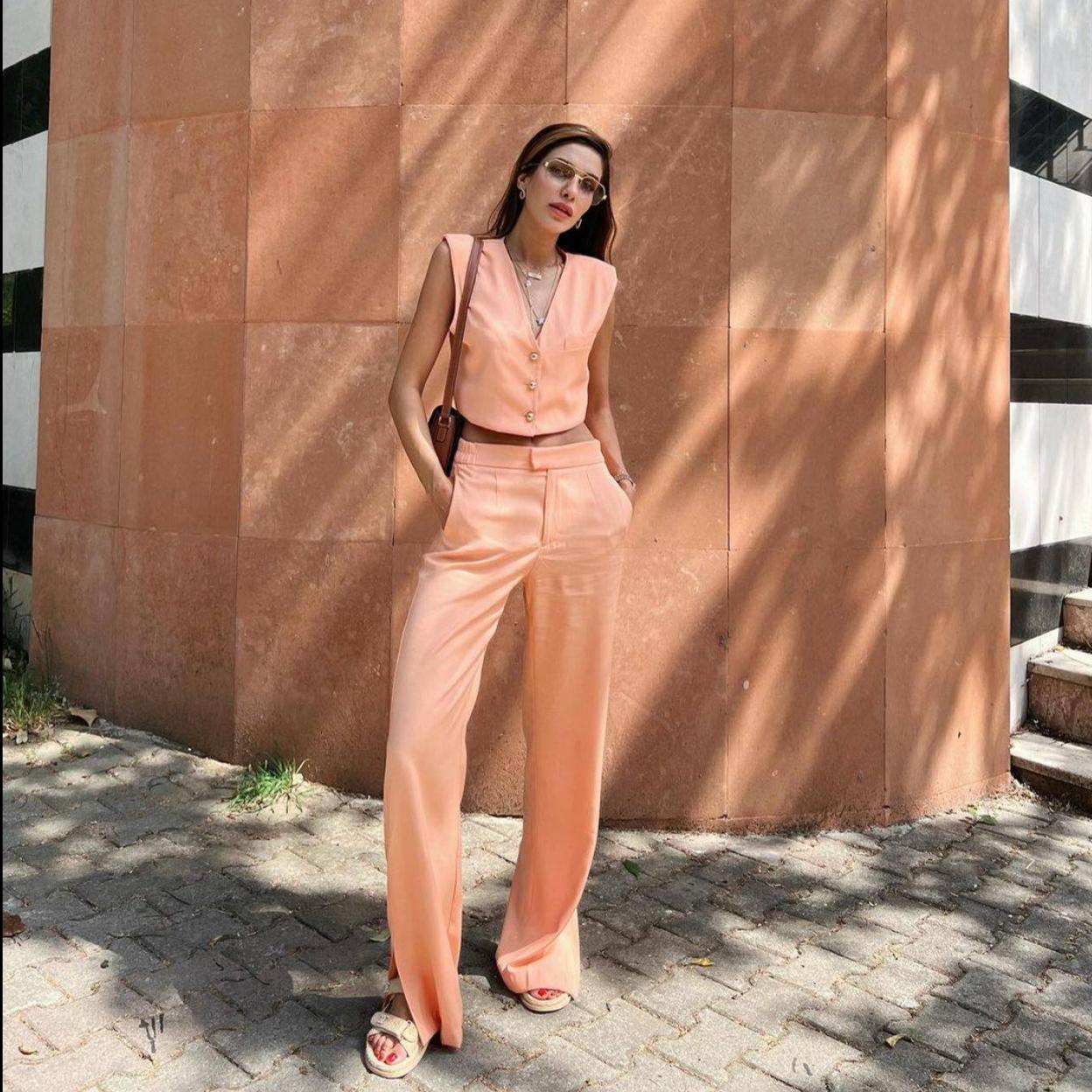 Pincha en la imagen para ver No te podrás resistir a estos bonitos y elegantes trajes estampados con los que ir de 10 a diario o en un look de invitada