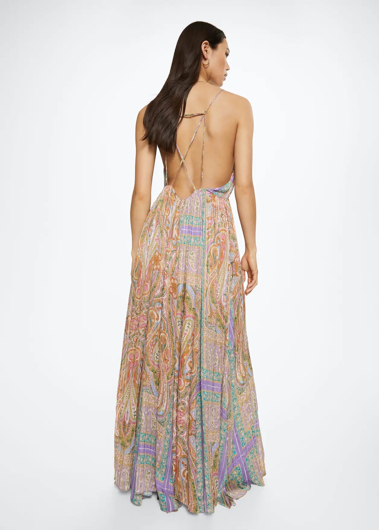 Para las más boho chic, este vestido de Mango. Un vestido con estampado paisley en diferentes colores, y sobre todo comodísimo. También cuenta con espalda al descubierto con tirantes muy finos (99,99 euros).