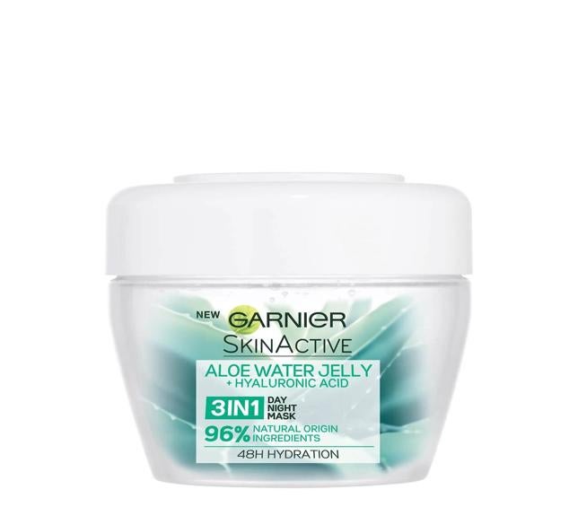 Disfruta de 48 horas de intensa hidratación con esta gelatina calmante y refrescante que revitaliza la piel fatigada y deshidratada a través del aloe vera orgánico y el ácido hialurónico. Se absorbe al instante, corrige la hinchazón, ilumina, tonifica y calma las rojeces, a la vez que incrementa la elasticidad.