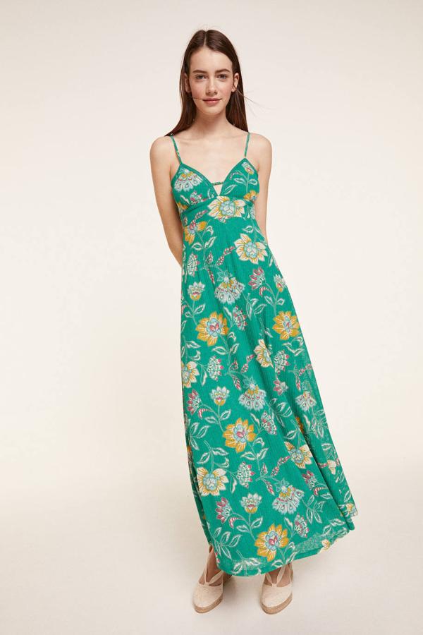 Vestido midi con tejido ligero, tirantes finos, escote de pico, abertura en la espalda con detalle de lazada y falda fluida de vuelo, decorado con estampado en verde. Está rebajado a  25,19 euros .