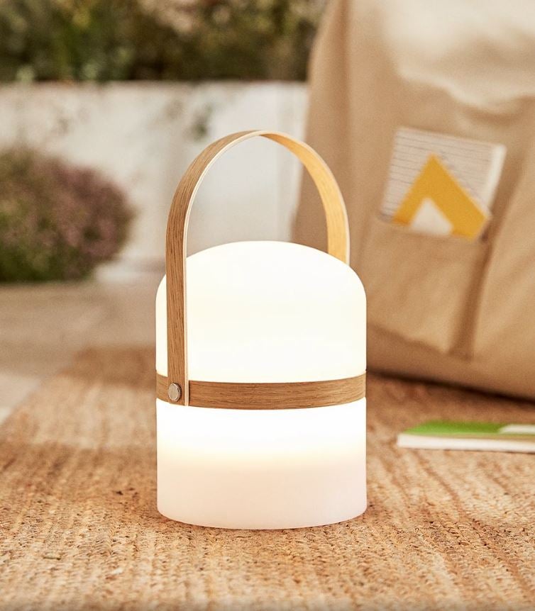 Inspirada en la lámpara Cesta que Miquel Milá creó para Santa&Cole en 1964, esta lámpara de exterior portátil de Zara Home (39.99 euros) pondrá un toque de diseño exquisito en tu terraza o jardín.