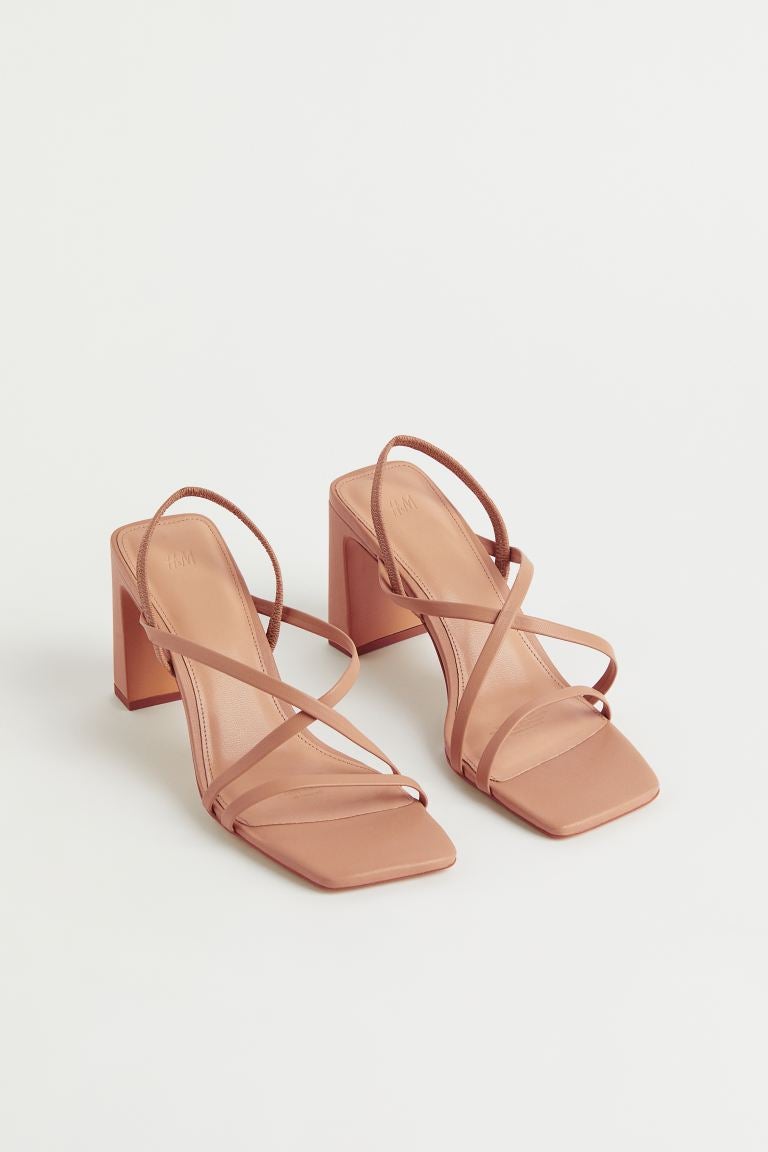 Una sandalias de tiras en un color básico como el nude serán tus mejores compañeras para las aventuras veraniegas. Sandalias con tiras cruzadas de Zara (19,99 euros) 