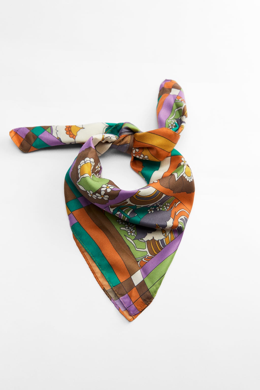 Otro complemento que te dará mucho juego en tus looks de verano es el pañuelo satinado. Elige uno a todo color y con un estampado vistoso. Pañuelo de Zara (9,99 euros)