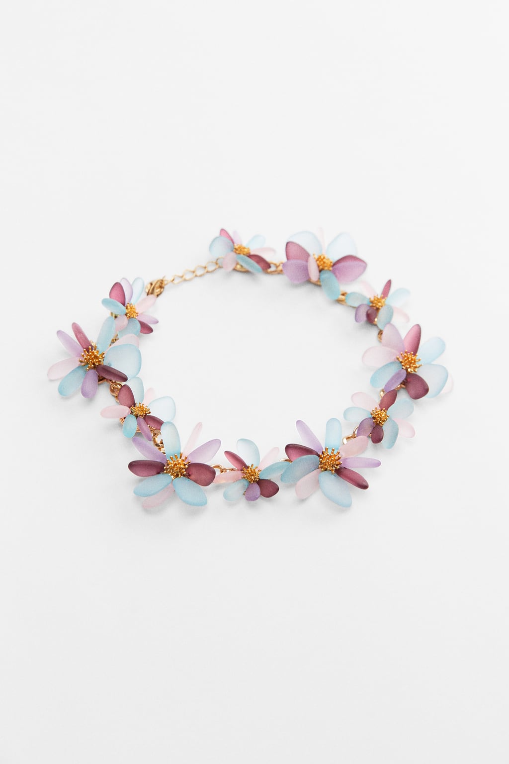 Los collares de flores son el complemento estrella del verano. El vestido más sencillo cambiará por completo con un solo accesorio. Collar con flores en relieve de & Other Stories (19,99 euros)