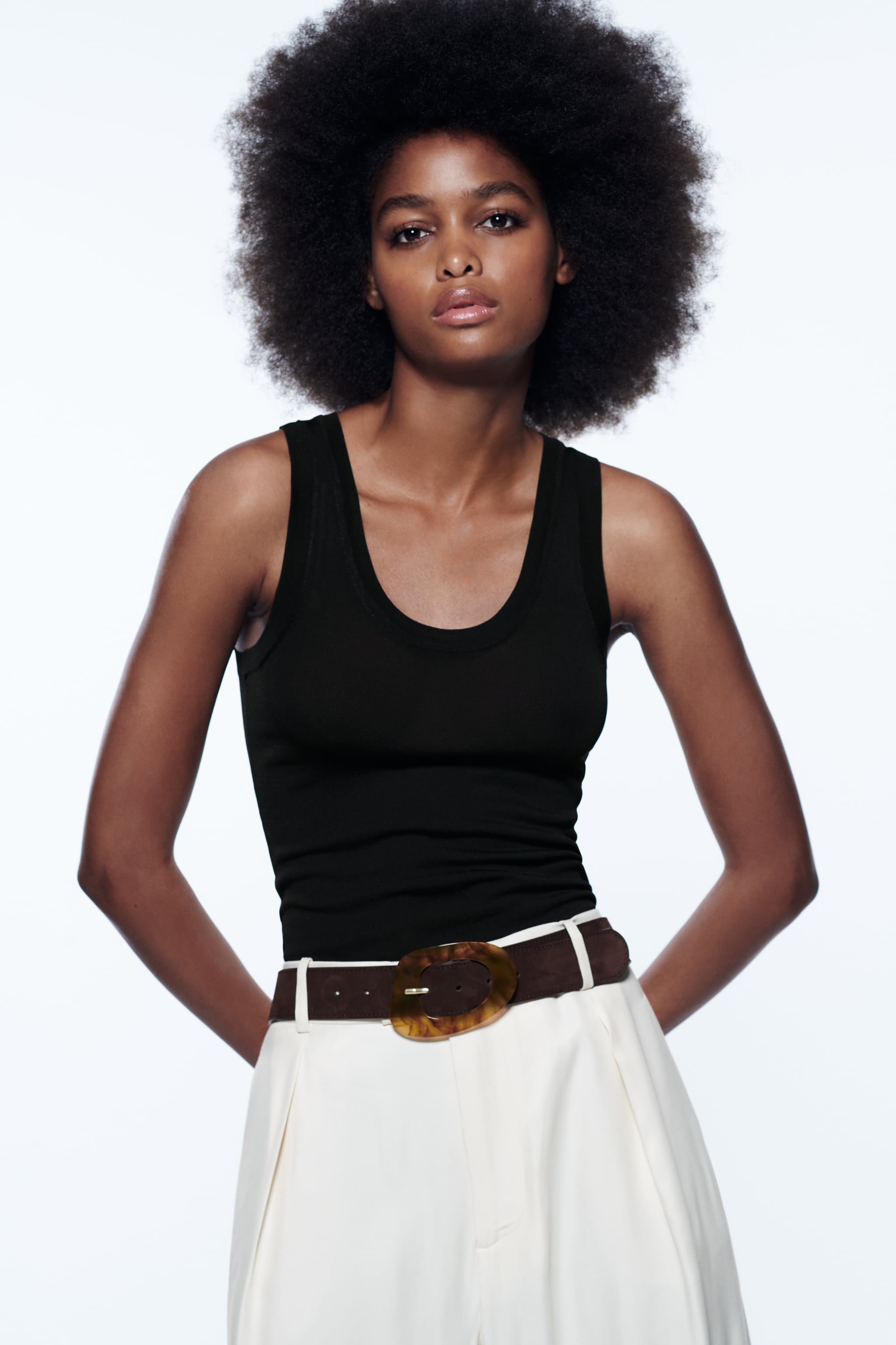 Y no podíamos terminar esta selección de accesorios sin incluir un cinturón. Ese complemento que suele quedar en segundo plano, pero que puede cambiar por completo cualquier look. Cinturón con hebilla de carey de Zara (22,99 euros) 