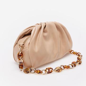 Imagen secundaria 1 - Bolso marrón de Cortefiel (49,99 €), bolso lila acolchado de Bosanova (27,99 €)