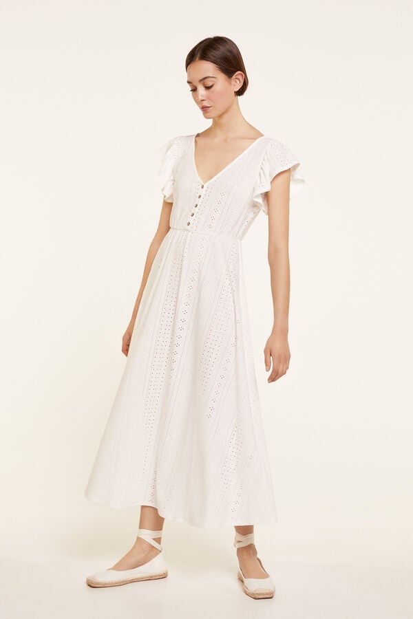 Vestido blanco de corte midi con bordados  (25,19 euros)