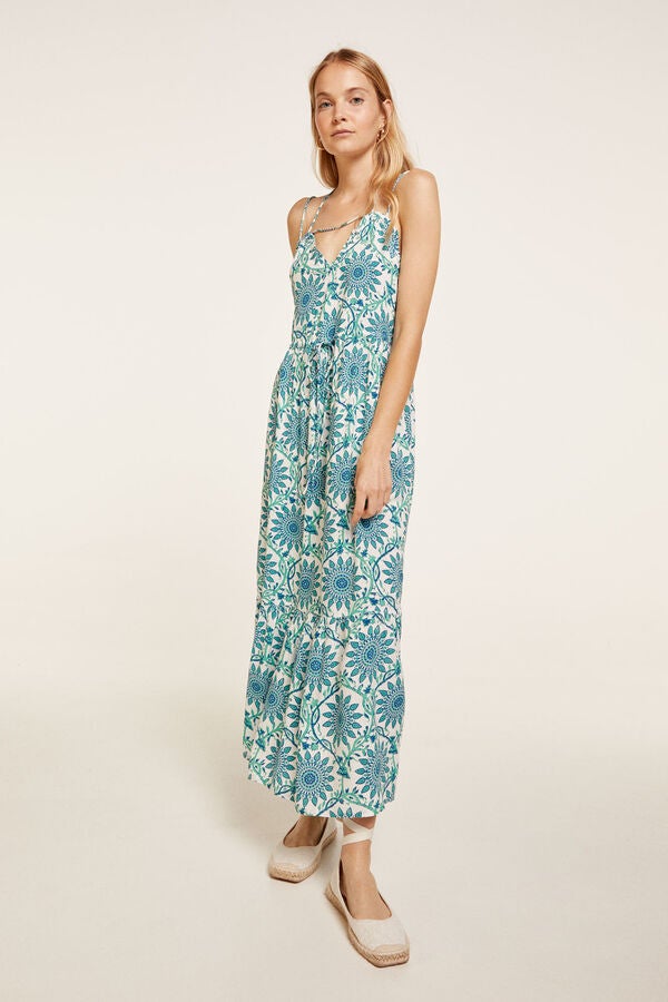 Vestido largo con estampado floral y escote  (27,99 euros)