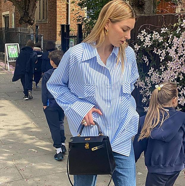 Así es como tienes que llevar la clásica camisa azul de rayas está primavera para ir elegante sin esfuerzo, según las influencers