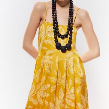 Imagen secundaria 1 - El vestido está disponible en tres colores diferentes.