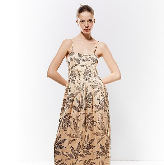 Imagen principal - El vestido está disponible en tres colores diferentes.