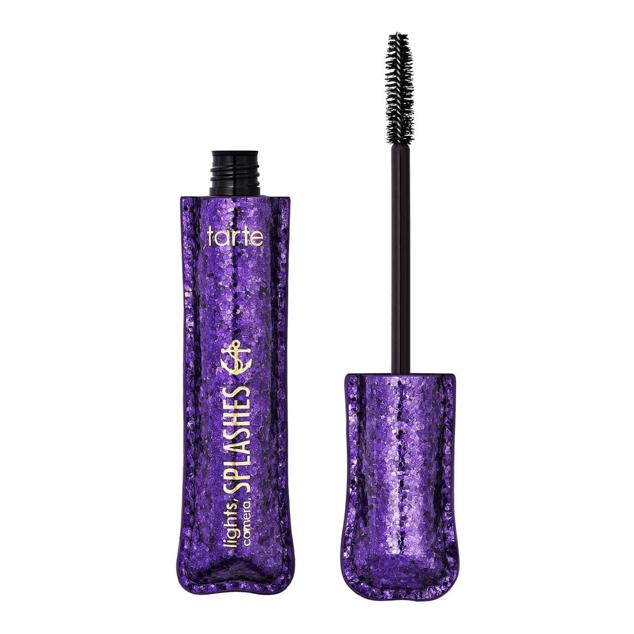 Una de las máscaras mejor valoradas por su capacidad para construir unas pestañas en abanico definidas, pero con resultado natural. Es resistente al agua, alarga drásticamente, curva para embellecer la mirada, acondiciona y voluminiza lo justo para que la mirada no quede recargada.