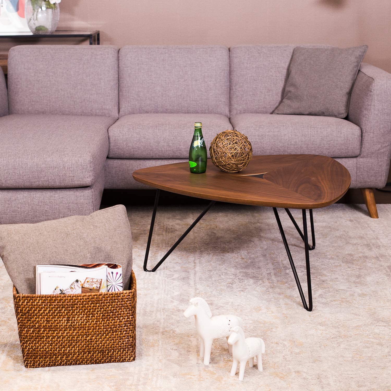 La estética mid century modern, con sus siluetas redondeadas y la madera como protagonista, inspira esta elegante mesa de centro que pondrá un toque muy tendencia a tu salón. La puedes  comprar en Amazon  por menos de 240 euros.