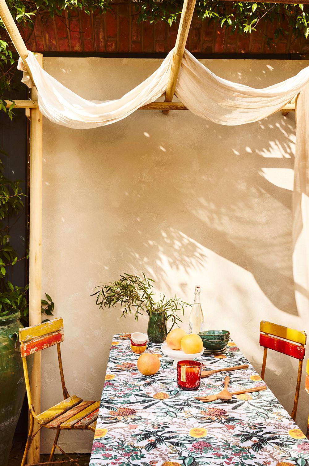 El mantel con estampado vegetal en color cuesta 12 euros; los bowls verdes y los platos a juego, 4 euros cada uno; la jarra, 7 euros; el pack de dos manteles individuales con estampado de hojas, 7 euros; y el centro con forma de hoja en ratán, 5 euros.