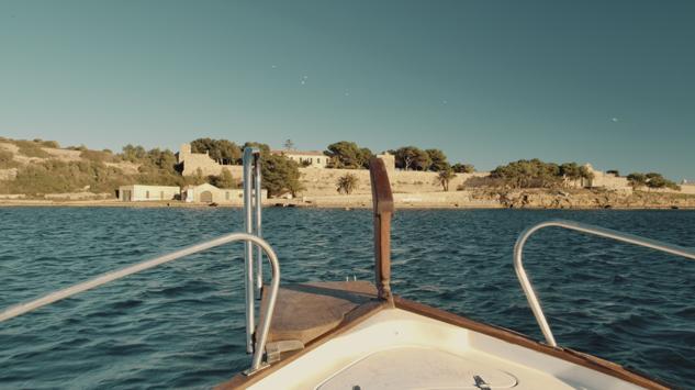 Un entorno natural único reserva de la biosfera, una decena de conciertos y 4 estrellas Michelin. Esta es la propuesta que quiere llevarte a la isla de  Lazareto  para vivir una experiencia única y disfrutar de un enclave idílico. A los fogones Paco Roncero y Diego Guerrero, que antes de cada concierto quieren deleitarte con exquisitos menús degustación perfectos para arrancar una velada inolvidable. En la programación de conciertos, en los que solo habrá capacidad para 2.500 personas, encontramos iconos musicales de ayer y hoy como Ana Torroja, Los Secretos, Mayumaná, Kool and the Gang, Ara Malikian o David Otero+Taburete. Y para el post-concierto los reconocidos chefs han creado bocados diseñados para la ocasión con un maridaje de cócteles creativos. Y si prefieres disfrutar de la experiencia sin reservar, la organización ha creado una zona de Street Food con más de una veintena de puestos. 