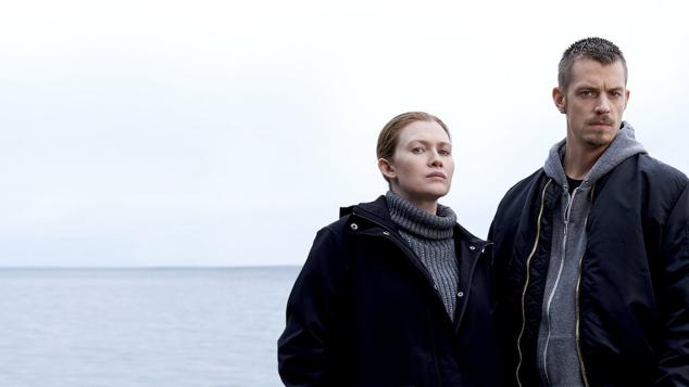 Basada en la producción danesa Forbrydelsen, esta serie protagonizada por Mireille Enos y Joel Kinnaman tiene como punto de partida el asesinato de una adolescente. El dolor de la familia y sus secretos, la vertiente política del caso y las particulares personalidades de Sarah Linden (Enos) y Stephen Holder (Kinnaman) son algunas de las tramas principales de esta ficción compuesta por 4 temporadas y 44 episodios. 