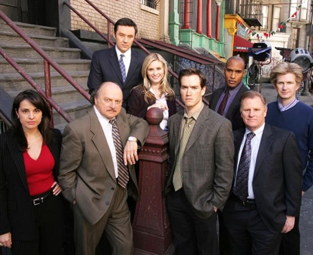 Desde hace varias semanas podemos encontrar en el catálogo de la compañía del ratón este clásico del género policial creado por Steven Bochco y David Milch y que arrasó en los 90. Doce temporadas y 261 episodios de una ficción que desmitificó la profesión con tramas crudas y protagonistas que no eran precisamente impecables en su labor. Dennis Franz se mantuvo al frente del elenco durante toda la serie y entre los interpretes invitados encontramos nombres como Lana Parrilla, Titus Welliver, Giovanni Ribisi, Bradley Withford o Giancarlo Esposito entre otros. 