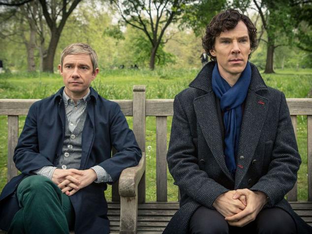 Benedict Cumberbatch y Martin Freeman son los protagonistas de la última revisión televisiva del clásico escrito por Arthur Conan Doyle. Creada por Steven Moffat y Mark Gattis, y con el famoso personaje trasladado al Londres contemporáneo es una de las producciones de su género más queridas y seguidas de los últimos años. Andrew Scott, del que después todas nos enamoramos en Fleabag, encarna a su archienemigo Jim Moriarty. Con capítulos de hora y media, está compuesta por cuatro entregas de 3 episodios cada una, más un especial.