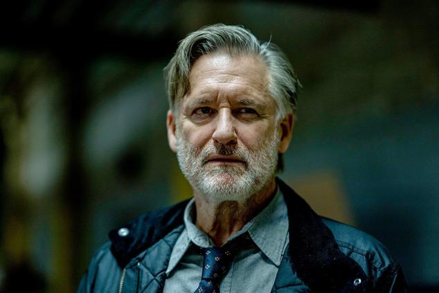 Bill Pullman encarna al detective Harry Amborse en esta serie que, en su primera entrega, se basa en la novela homónima de Petra Hammersfahr. Culpables improbables y entornos llenos de secretos son los ingredientes esenciales de esta producción que consta de cuatro temporadas y 32 episodios y ha tenido en sus elencos (que cambian en cada entrega) nombres como Carrie Coon (La edad dorada), Matt Bomer (Doom Patrol) y Jessica Biel, que también es productora, entre otros. 