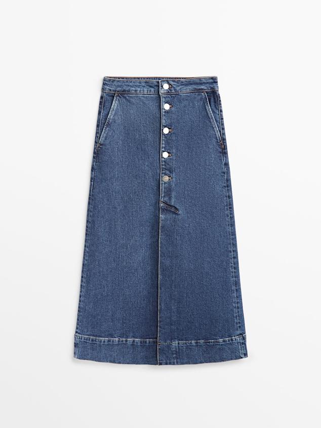Es el básico de los básicos. Cómoda, favorecedora y apta para todo tipo de edades. Las faldas vaqueras aceptan toda clase de propuestas primaverales y veraniegas. Combínala con camisas, tops, zapatillas, alpargatas… 