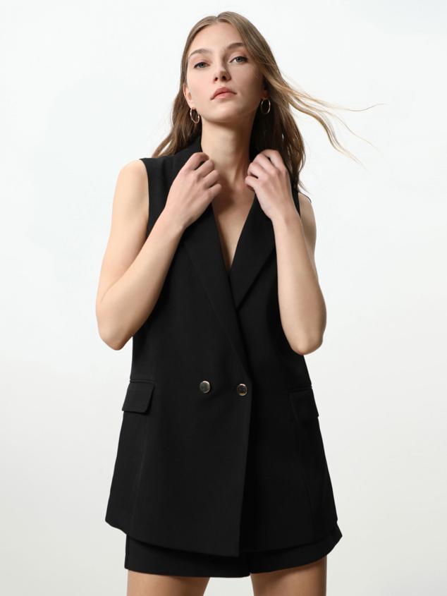 ¿Buscando prendas para looks formales? El chaleco se convertirá en tu prenda estrella tanto dentro como fuera de la ofi. Escoge un modelo largo de un color atemporal como este de Lefties y podrás combinarlo tanto con pantalones de sastre como a modo de vestido. 