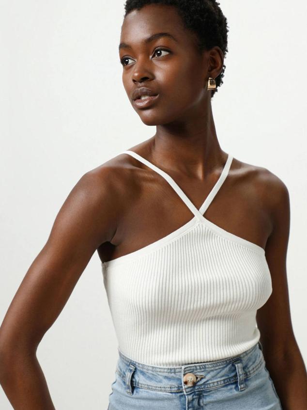 Camiseta corta de punto canalé con tirantes finos cruzados. Está disponible en naranja, blanco o negro, con un coste de 6,99 euros.