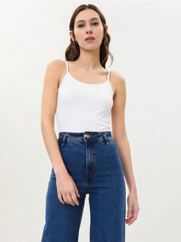 Camiseta de tejido elástico con tirantes finos, escote redondo y corte ajustado. Encuéntrala en blanco, azul marino, azul claro, visón, lila o negro, a 3,99 euros.