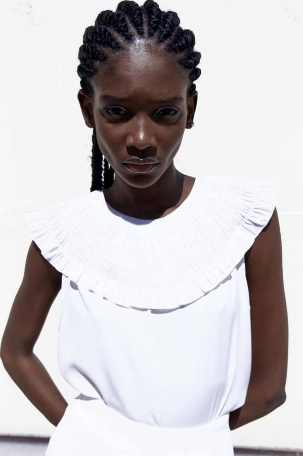 Sfera nos trae este modelo con volante y cuello caja