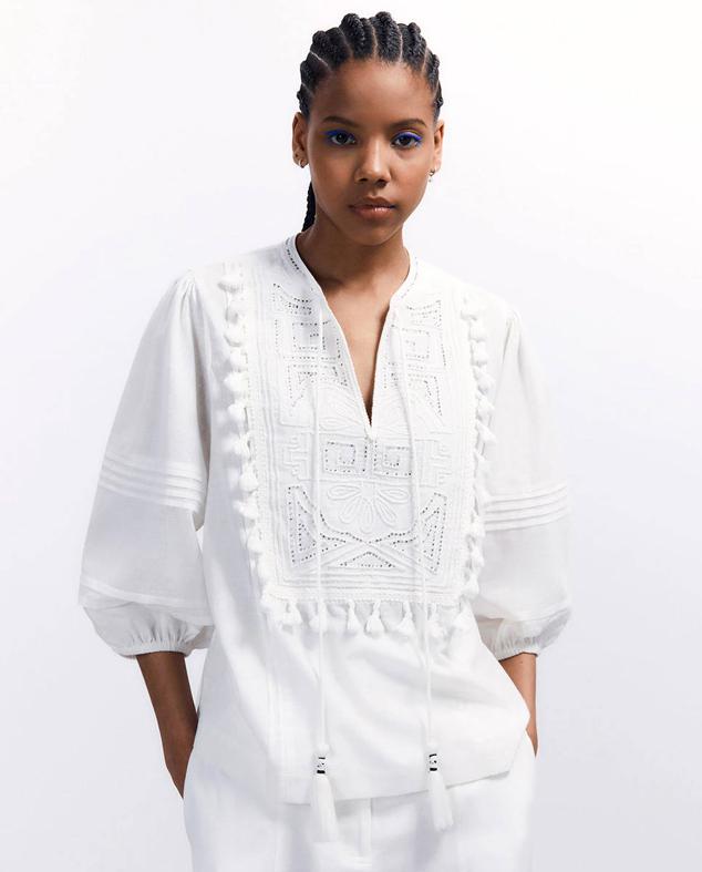 Esta blusa de Sfera está confeccionada con un tejido 100% de algodón