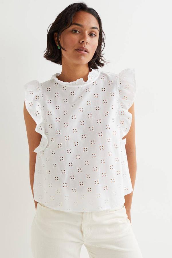 En H&M encontrarás esta blusa blanca con volantes