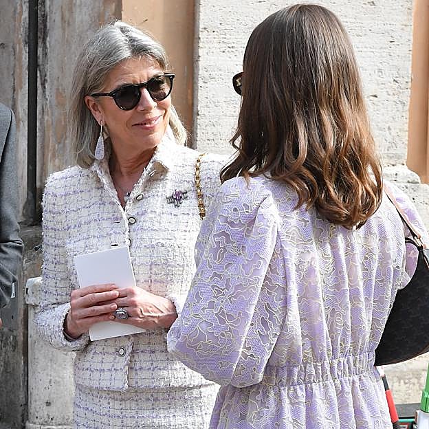 Alexandra de Hannover copia a Carolina de Mónaco: los zapatos de tacón cómodo que han llevado con sus looks de invitada y que puedes comprar en el low cost