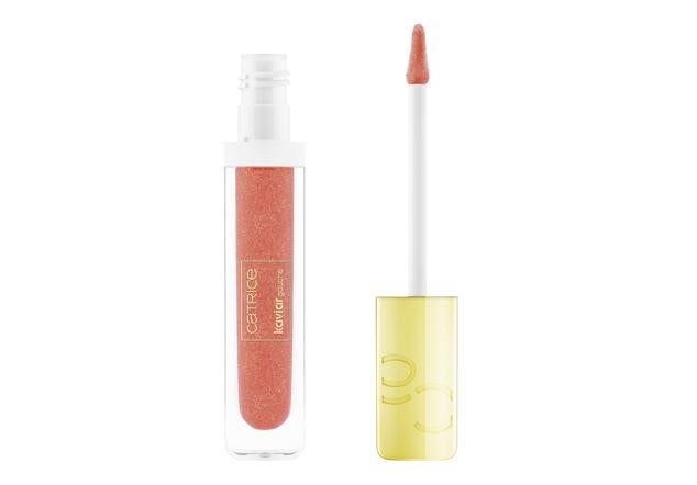 El gloss Kaviar Gauche Glossy es un labial en formato bálsamo con un acabado brillante, en tonos coral, que proporciona al labio un ligero brillo dorado. Su textura es semitransparente y está formulado con ingredientes nutritivos que cuidan los labios, mientras que potencian su color natural. (4,69 euros) 