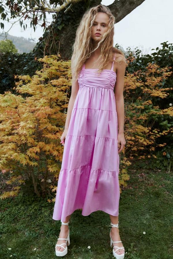 En rosa claro y con drapeado en el escote (rebajado a 19,99 euros).