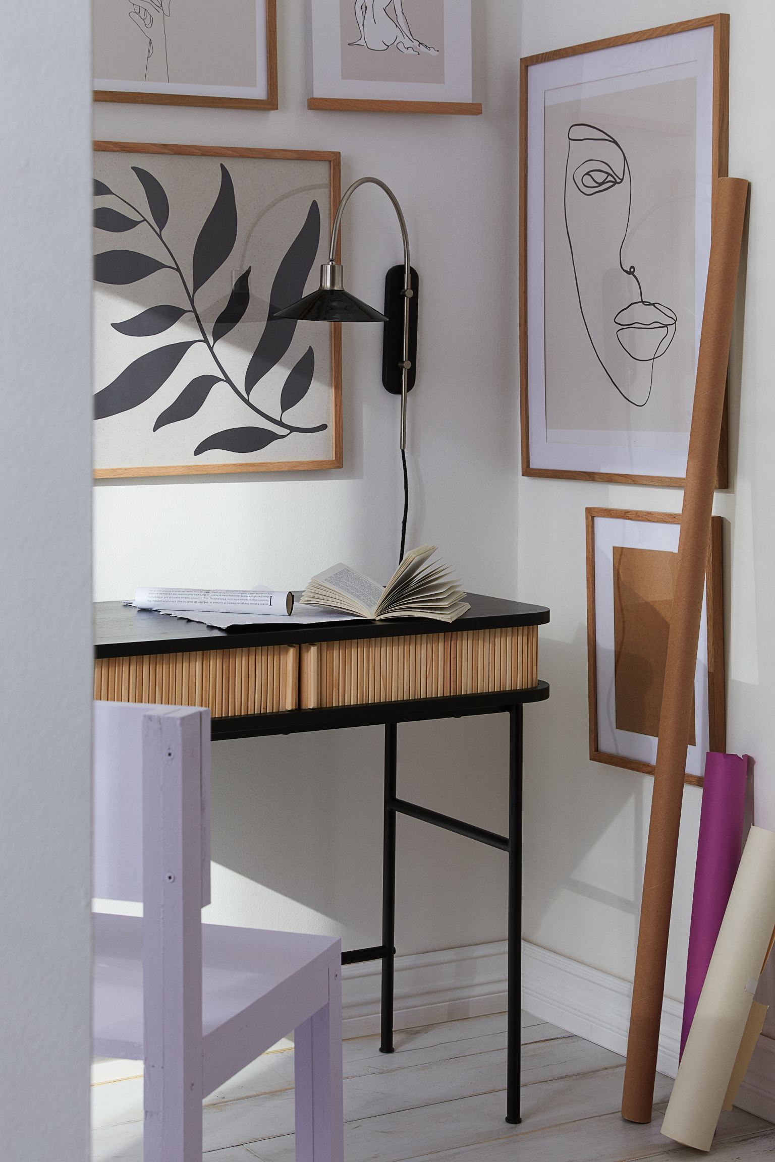 Sean cuales sean tus gustos , en H&M Home tienes las láminas decorativas que buscas para crear un rincón lleno de arte en tus paredes. Además, son baratísimas (desde 14.99 euros).