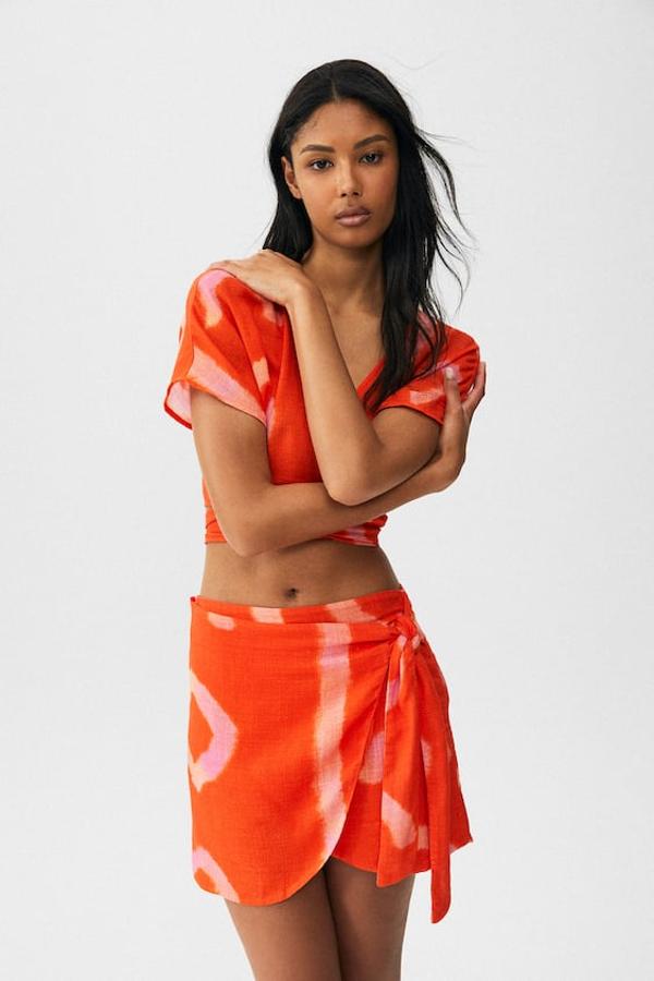 Minifalda tipo pareo con estampado tie-dye y nudo en la cintura. Precio: 19,99 euros.