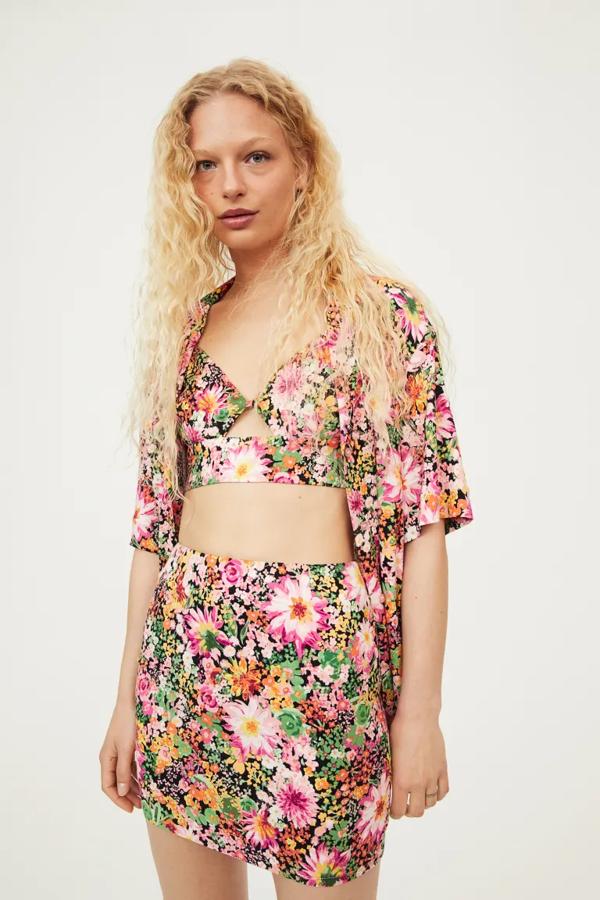 Falda corta en tejido estampado, diseño entallado con cintura estándar y cremallera oculta. Estampado floral y multicolor. Precio: 19,99 euros.